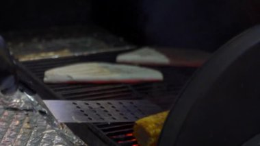 Izgarada etli ızgara pide. Piknikte mangal kömürü pişirmek.