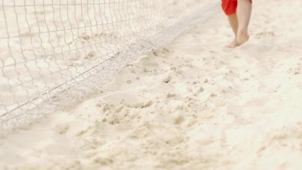 Babys fötter springer på stranden. Sandstrand — Stockvideo