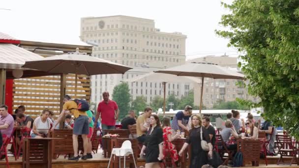 Moscú, Rusia - 5 de julio de 2020: La gente en el verde parque soleado — Vídeos de Stock