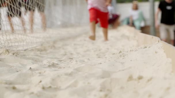 Babys pies corriendo en la playa. Playa de arena — Vídeos de Stock