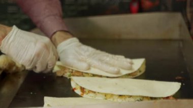 Yemek pişirme ve sokak yemekleri - tepside sıcak tortilla sarma