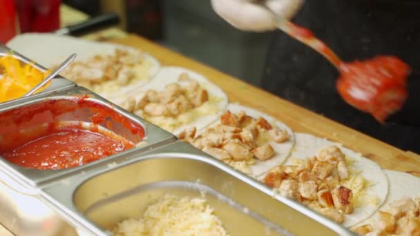 Cocina y concepto de comida callejera - fumar envolturas de tortilla caliente en la bandeja — Vídeos de Stock