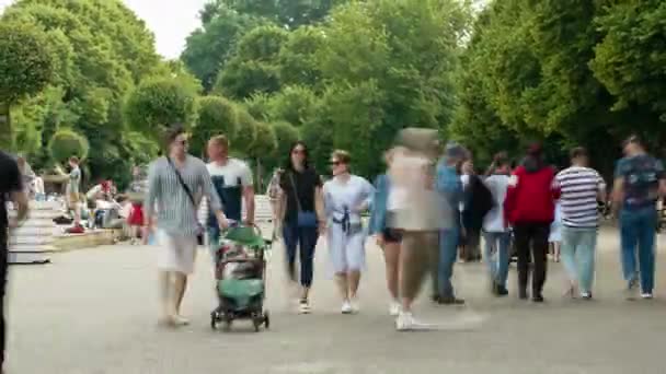 Time lapse è una strada trafficata in città dove la gente cammina. — Video Stock