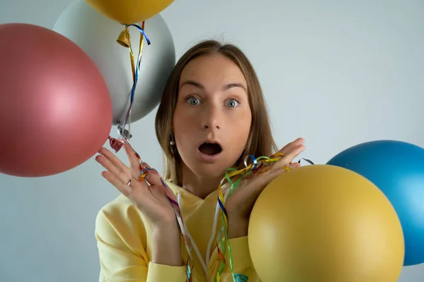 Femme de beauté avec des ballons à air coloré. Belle jeune femme heureuse sur fête de vacances d'anniversaire. — Photo