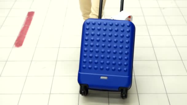 Woman arrived on vacation.Traveling very happy wallking with suitcase — Stock Video