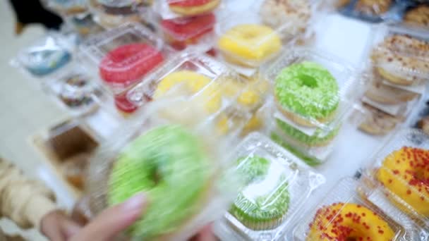 妇女在糕点部购买甜甜圈 — 图库视频影像
