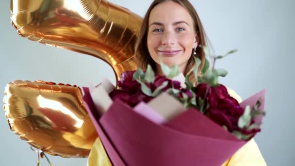 Женщина показывает цветной букет цветов в камеру, доставка — стоковое видео