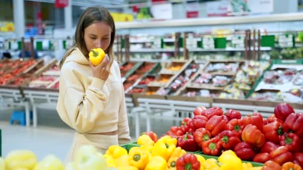 Жінка купує перець у супермаркеті — стокове відео