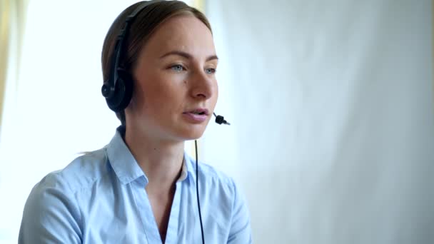 带耳机的客户支持代理或呼叫中心在台式计算机上工作，同时支持客户打电话. — 图库视频影像