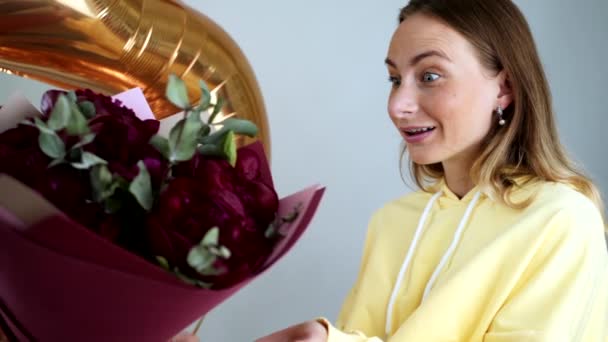 Muž dává kytici květin pro ženu — Stock video
