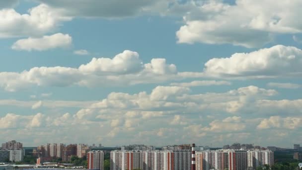 Város felhő át épületek és felhőkarcolók - Time Lapse — Stock videók