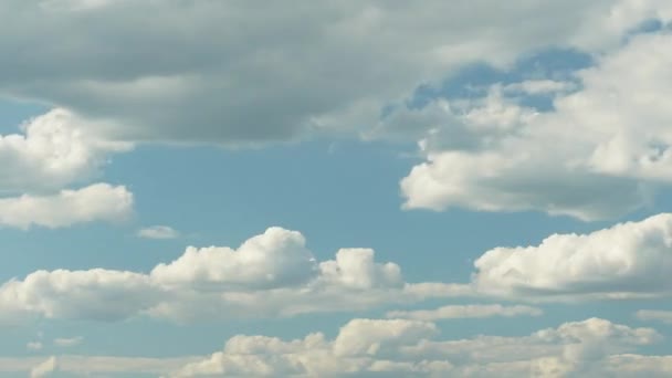 Cielo azul de verano con densas nubes de lluvia tormentosa que se mueven a través de los cielos. Formación y movimiento rápidos de nubes — Vídeos de Stock