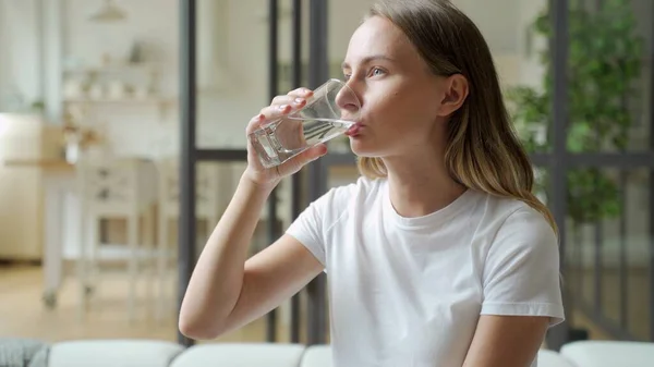 Kobieta pijąca ze szklanki wody. Koncepcja opieki zdrowotnej zdjęcie, styl życia, zbliżenie — Zdjęcie stockowe