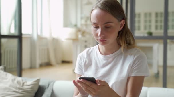 Lány ünneplő győzelem online segítségével mobiltelefon — Stock videók