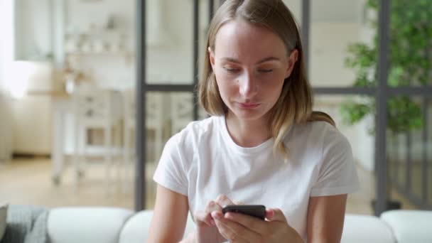 Chica celebrando la victoria en línea usando el teléfono celular — Vídeos de Stock