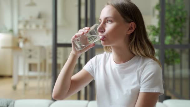 Une femme buvant dans un verre d'eau. Soins de santé concept photo, mode de vie, gros plan — Video