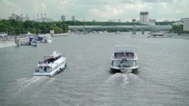 Nehirde yüzen eğlence teknesi