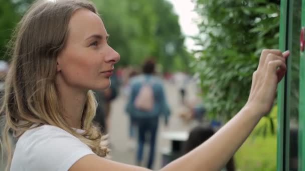 Leende kvinna står på stor display med avancerad digital teknik. Ung kvinna vidrör med fingerkänslig skärm av interaktiv kiosk — Stockvideo