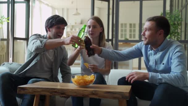 Tři přátelé spolu mluví a jedí doma jídlo. — Stock video
