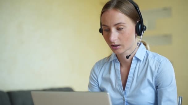 여자가 전화 통화로 헤드셋을 착용하고 사무실에서 컴퓨터를 보고 있는 모습, 비디오 채팅 직업 인터뷰를 하는 모습 — 비디오