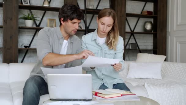 Junges Paar bezahlt Rechnungen online in Computer-App — Stockvideo