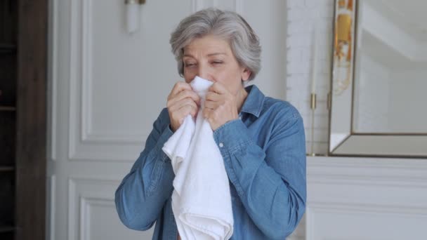 Una anciana huele una toalla fresca en casa — Vídeos de Stock