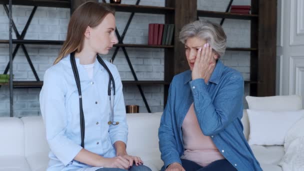 Doctor talking to a elderly woman patient at medical office in hospital. Healthcare and people concept. — Stock Video