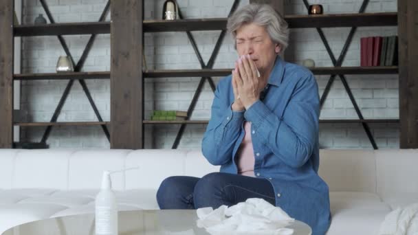 La anciana tiene gripe. Enfermo con una mujer rinitis goteando la nariz. — Vídeos de Stock