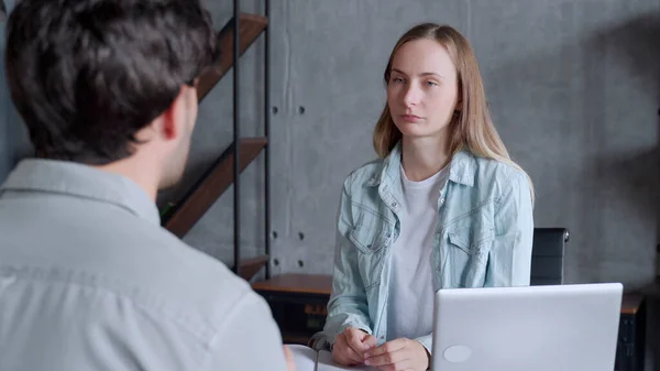 Gerente de Recursos Humanos realizando entrevista de trabajo con el solicitante en el cargo —  Fotos de Stock