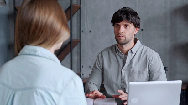 Empresario realizando una entrevista con empresaria en una oficina — Foto de Stock