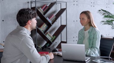 Başvuru sahibi ile iş görüşmesi yapan insan kaynakları yöneticisi