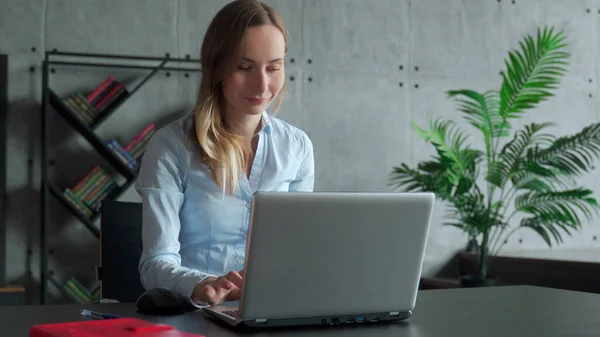 Egy nő dolgozik a laptopon. Üzleti nő elfoglalt dolgozik laptop számítógép az irodában. — Stock Fotó