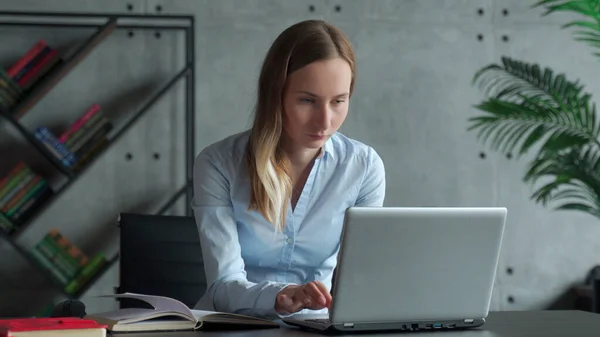 Egy nő dolgozik a laptopon. Üzleti nő elfoglalt dolgozik laptop számítógép az irodában. — Stock Fotó