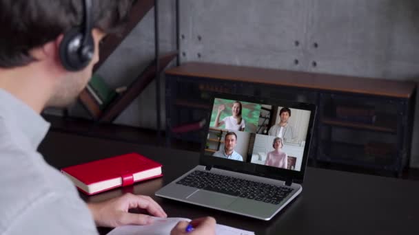 Zpět pohled člověka mluvit pomocí Webcam konference na notebooku s různými kolegy, ženské zaměstnankyně mluvit na video hovor s kolegy — Stock video