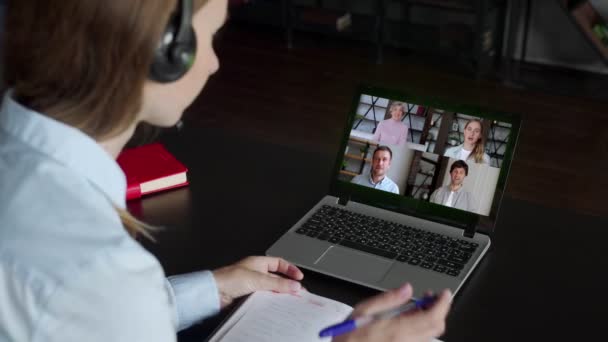 Zpět pohled ženy mluvit pomocí Webcam konference na notebooku s různými kolegy, ženské zaměstnankyně mluvit na video hovor s kolegy — Stock video