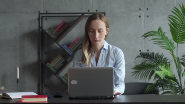 Frau arbeitet Laptop. Geschäftsfrau arbeitet im Büro am Laptop. — Stockvideo