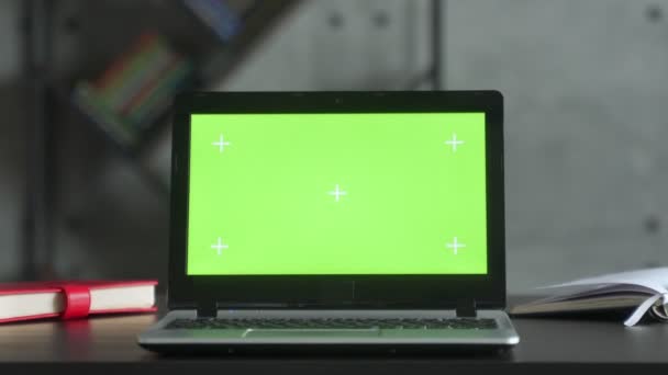 Laptop στο γραφείο στο γραφείο δείχνει πράσινη οθόνη. — Αρχείο Βίντεο