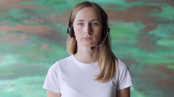 Επιχειρηματίας φοράει ακουστικά συνομιλίες σε web camera κάνοντας απόσταση σε απευθείας σύνδεση κλήση τηλεδιάσκεψης βίντεο. Γυναίκα εκπαιδευτικός Διαδικτύου κάνει μακρινή συνομιλία εργασίας από το σπίτι. — Αρχείο Βίντεο