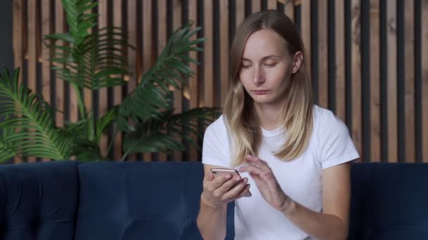 Mulher satisfeita entusiasmada celebrando o sucesso, vitória loteria on-line, olhando para a tela do telefone, menina sorridente feliz lendo boas notícias na mensagem — Vídeo de Stock