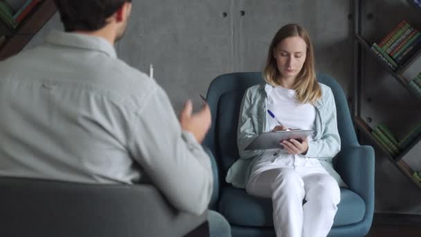 正の精神分析家の女性は、オフィスの部屋で女性患者と会話.人と対話と心理学の概念. — ストック動画