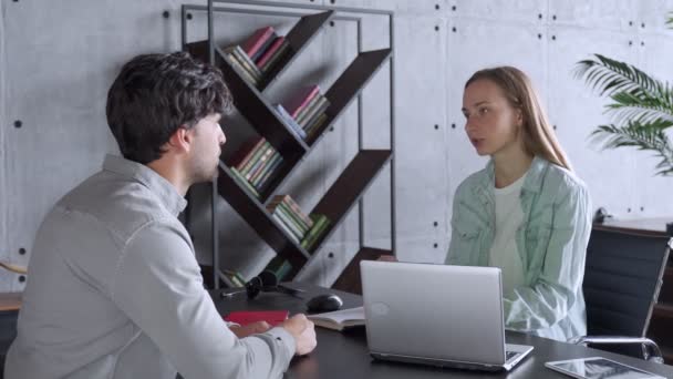 Gestionnaire des ressources humaines effectuant un entretien d'embauche avec le candidat au bureau — Video