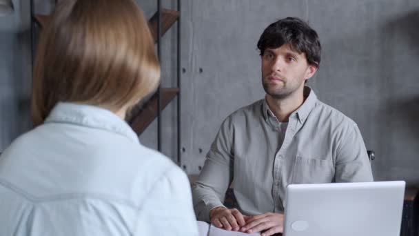 Empresario realizando una entrevista con empresaria en una oficina — Vídeos de Stock
