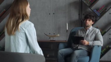 Ofisteki kadın hastayla pozitif psikanalist erkek sohbeti. İnsanlar, diyalog ve psikoloji kavramı.