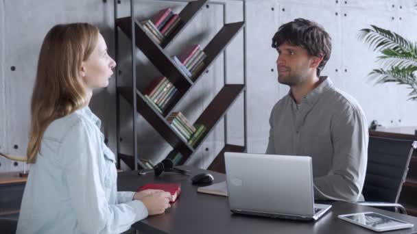 Uomo d'affari che conduce un'intervista con una donna d'affari in un ufficio — Video Stock