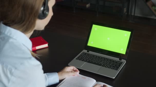 Obchodník video chatování online na notebooku se zelenou obrazovkou v kanceláři. Firemní pracovník volat video na notebooku v domácí kanceláři. — Stock video