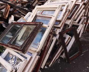 Ahşap çerçeve, eski windows sökülmüş.
