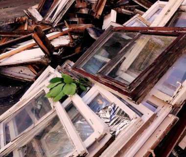 Ahşap çerçeve, eski windows sökülmüş.