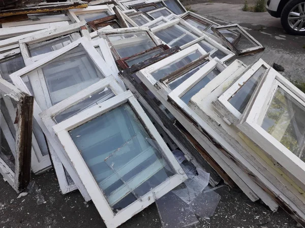 Ahşap çerçeve, eski windows sökülmüş.