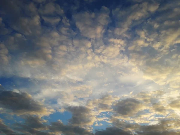 夕方の空 青空の雲 — ストック写真