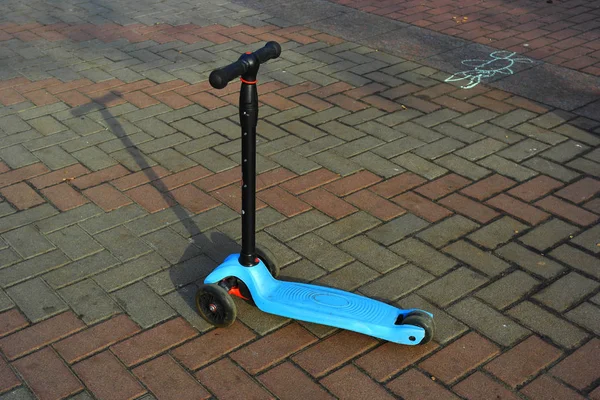 Kinderen Scooter Met Blauwe Zwarte Details — Stockfoto